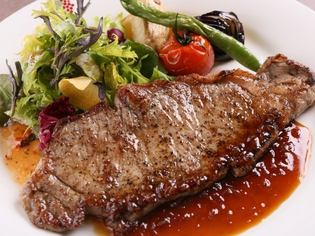 Savor carefully selected dishes with ingredients from Furano and imbibe wine while enjoying a panoramic view