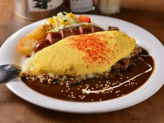 Smile as you enjoy spicy curry and local beer at the plate that pioneered Furano-style curry!
